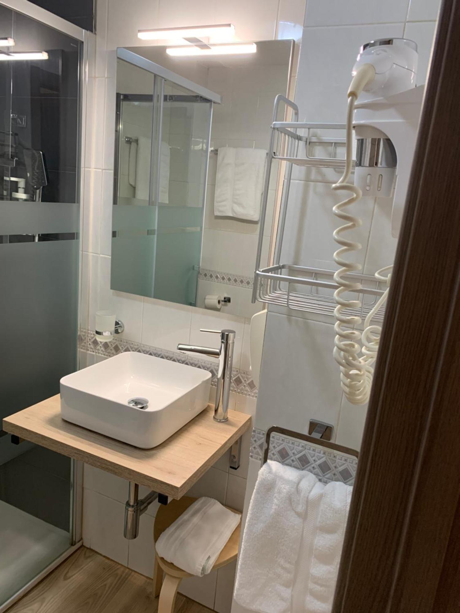 Hostal El Rocio 파라쿠엘로스데자라마 외부 사진