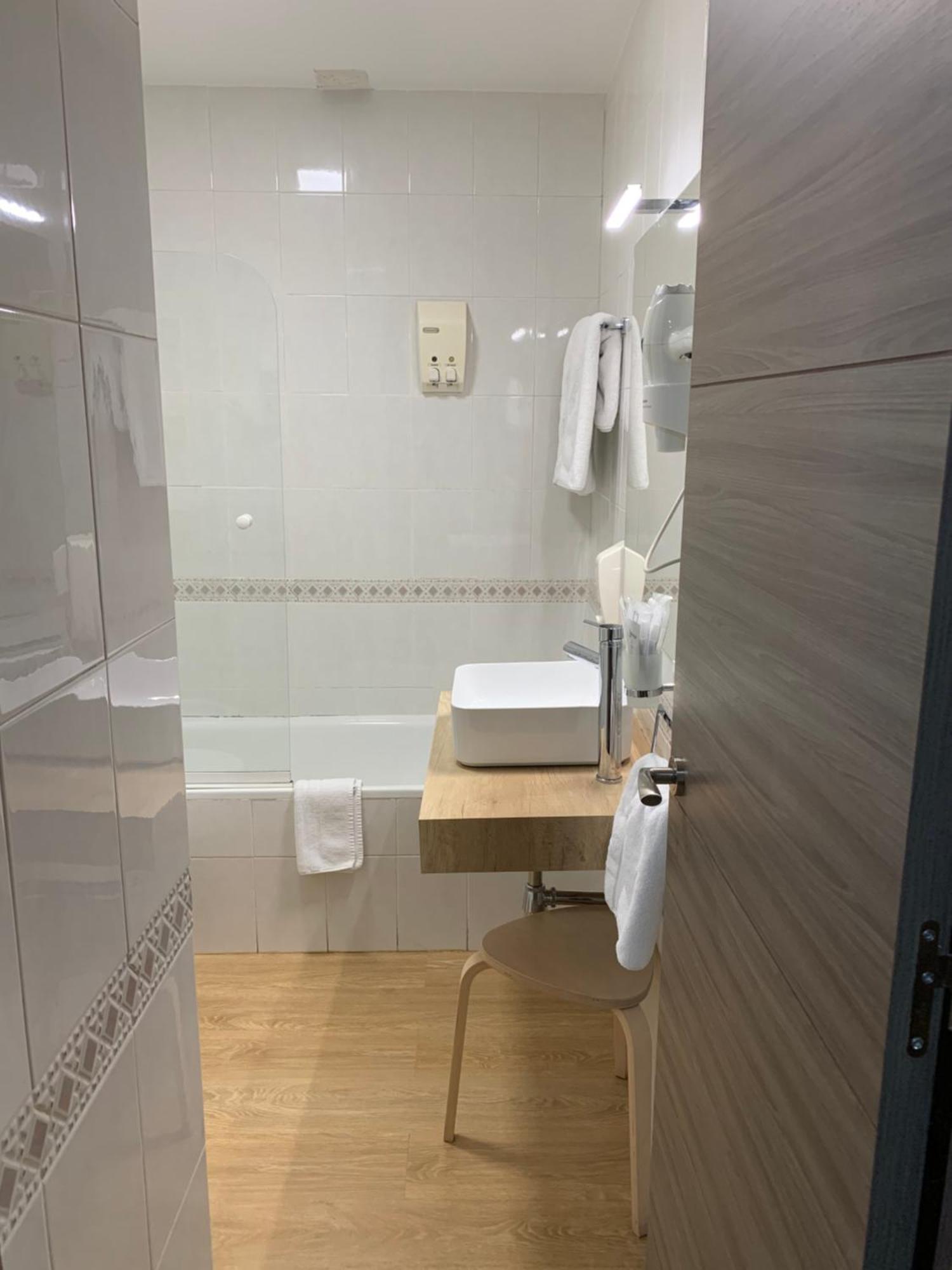 Hostal El Rocio 파라쿠엘로스데자라마 외부 사진